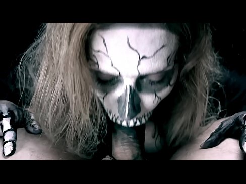 ❤️ Demoon meisie suig haan met haar swart mond en sluk cum. ☑ Anale video by ons ❌❤