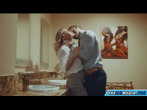 ❤️ Wanneer 'n rondborstige blondine jou in 'n openbare toilet verlei ☑ Anale video by ons ❌❤